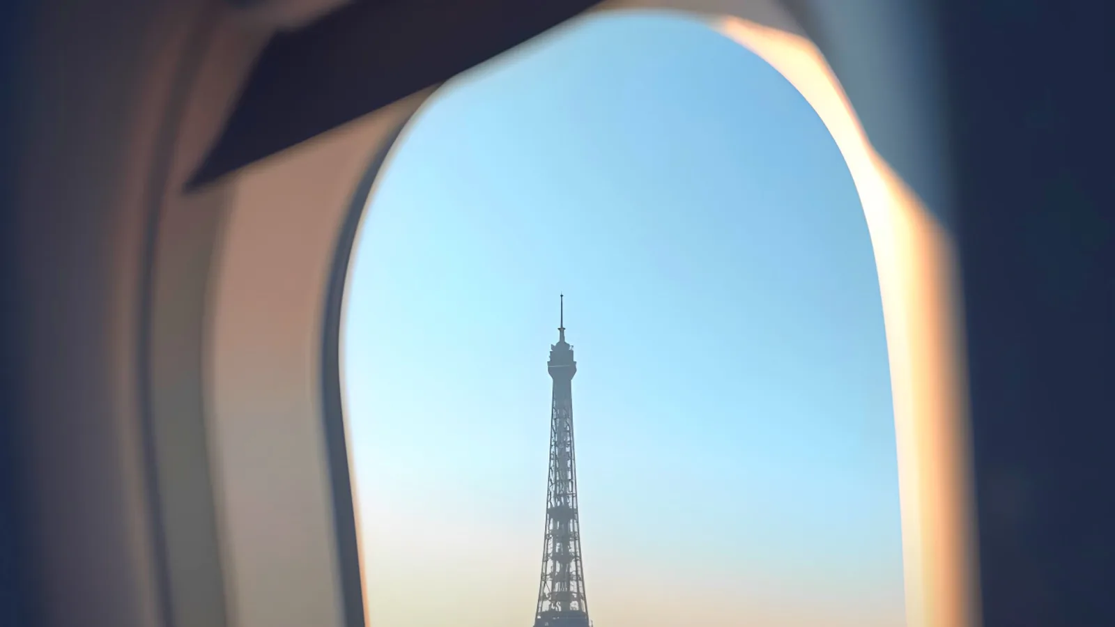 Torre Eiffel vista pela janela de um avião, ao entardecer