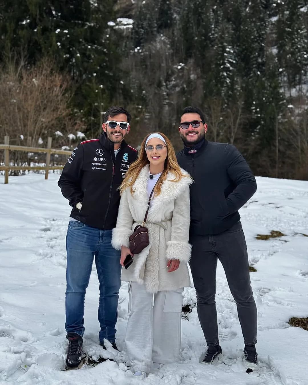 Viajantes da Sena Tour na neve durante o tour
